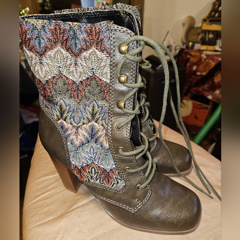 Dolce by Mojo Moxy Combat Lace-up Boot 7.5 women